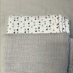 Queenwest Gray and White Geometric Patterned muslin swaddle blanket, 32in x 32in